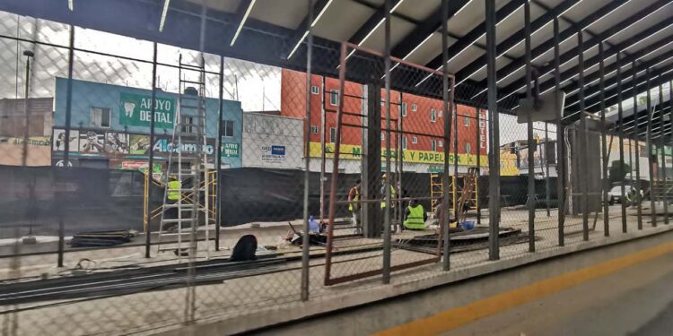 Fotos: Jesús Santiago // Los trabajadores se encuentran retirando placas de herrería de las estructuras.