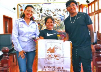 Mariel Salazar recibió el escudo de la Heroica Ciudad de Huajuapan de León.