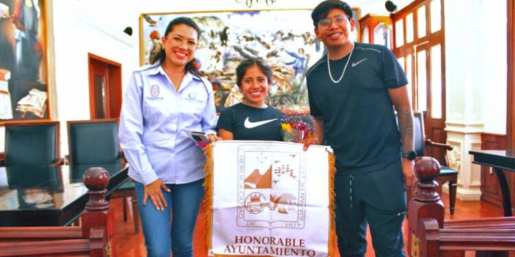 Mariel Salazar recibió el escudo de la Heroica Ciudad de Huajuapan de León.