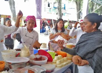 Panaderos y familias de Tlaxiaco celebraron la tercera Feria de la Cemita, preservando la receta artesanal que ha perdurado por generaciones.