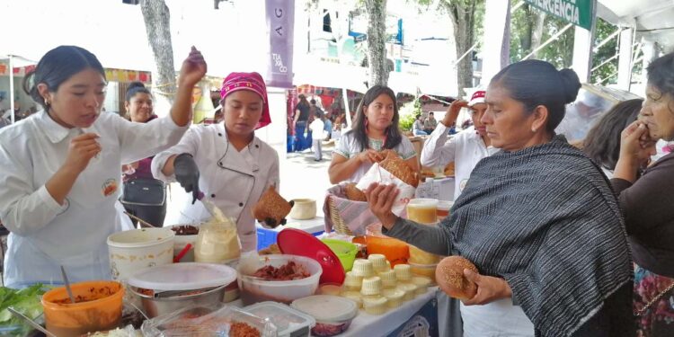 Panaderos y familias de Tlaxiaco celebraron la tercera Feria de la Cemita, preservando la receta artesanal que ha perdurado por generaciones.