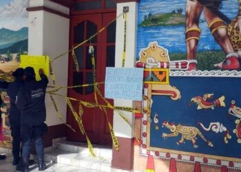 Policías municipales de Chalcatongo protestan contra su director y exigen mejores condiciones laborales.