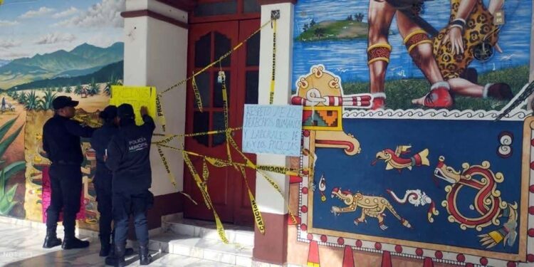 Policías municipales de Chalcatongo protestan contra su director y exigen mejores condiciones laborales.