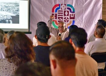 Fotos: Rubén Morales // El Mtro. Jorge Mejía compartió documentos y fotografías de sus investigaciones.