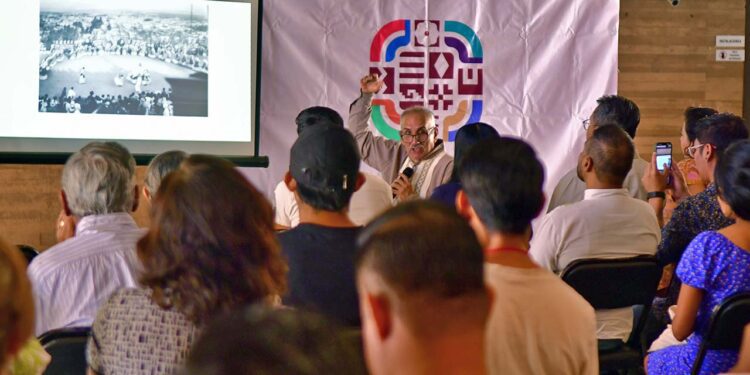 Fotos: Rubén Morales // El Mtro. Jorge Mejía compartió documentos y fotografías de sus investigaciones.