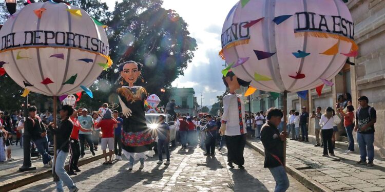 Fotos: Leobardo García Reyes // Se llevó a cabo la Calenda con motivo del Día del Deportista Oaxaqueño.