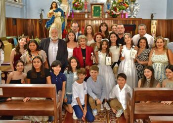 Fotos: Rubén Morales // Sofía y María José Benfield Bolaños Cacho en el día de su Primera Comunión, rodeadas de cariño de sus seres queridos.