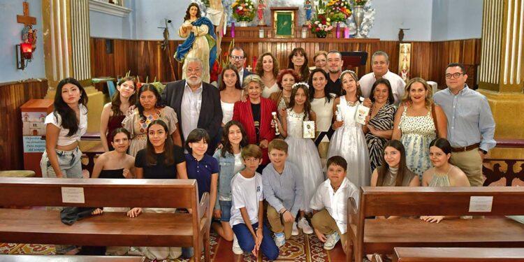 Fotos: Rubén Morales // Sofía y María José Benfield Bolaños Cacho en el día de su Primera Comunión, rodeadas de cariño de sus seres queridos.