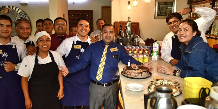 Fotos: Rubén Morales // Agustín Canseco agradeció las muestras de cariño en su cumpleaños.