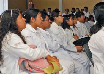 Autoridades municipales y de salud presentaron a los 137 médicos pasantes.