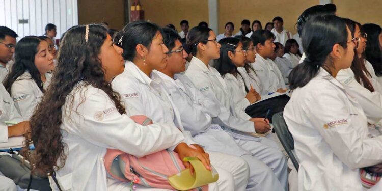Autoridades municipales y de salud presentaron a los 137 médicos pasantes.