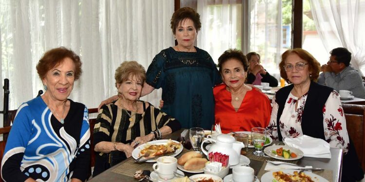 Fotos: Rubén Morales // Bety Guillen, Leonor Hurtado, Pilar Moreno de Echaide, Irene Rodríguez de Díaz y Bertha Ballona.