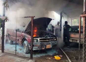 Controlan incendio de camioneta en taller mecánico.