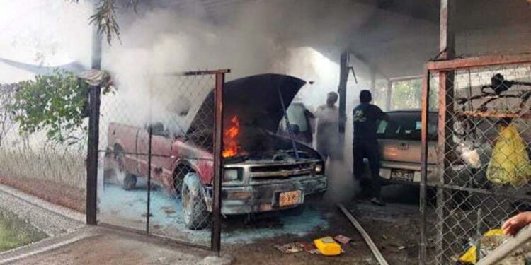 Controlan incendio de camioneta en taller mecánico.