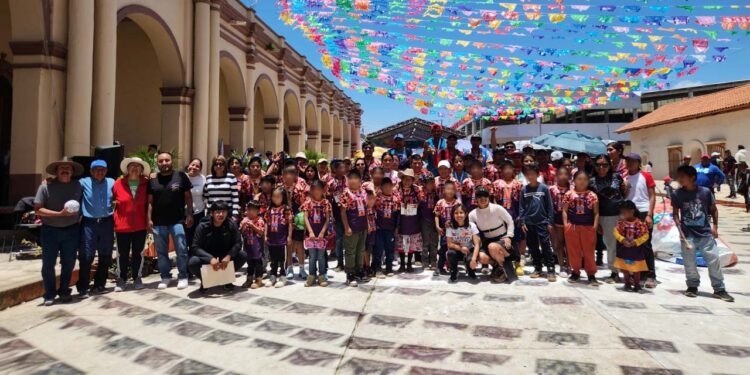 Corredores locales y procedentes de otras partes de la Mixteca disputaron la carrera.