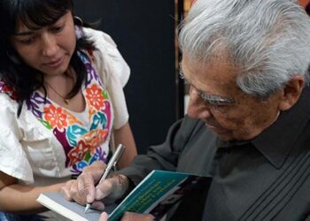 En el Museo Nacional de Culturas Populares se presentó la obra bilingüe español–zapoteco de Manuel Martínez Sánchez.