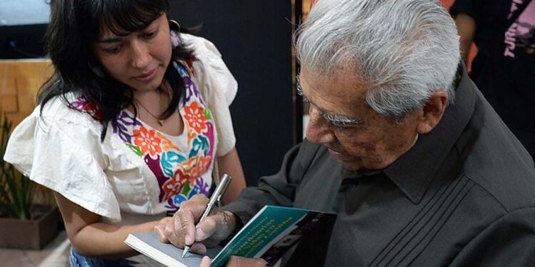 En el Museo Nacional de Culturas Populares se presentó la obra bilingüe español–zapoteco de Manuel Martínez Sánchez.