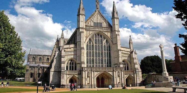 En mayo, la catedral de la ciudad de Winchester acogió un baile de la Regencia junto a su tumba.