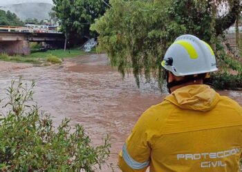 Exhortaron a la población a reforzar techos y mantener limpios desagües para prevenir afectaciones por lluvias.