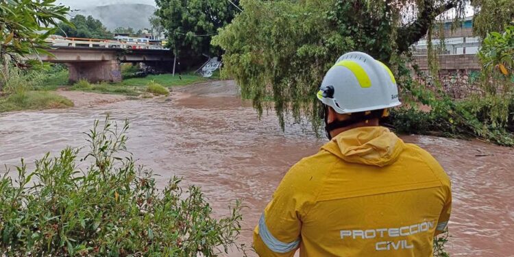 Exhortaron a la población a reforzar techos y mantener limpios desagües para prevenir afectaciones por lluvias.
