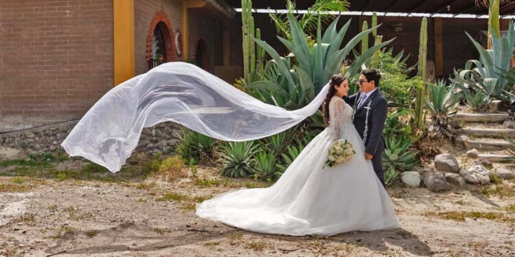 Hermosa boda de Alfonso Santiago Bohórquez y Jazmín Figueroa Zavaleta en Santiago Matatlán.
