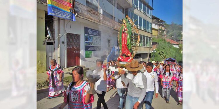 Huautlecos preparan las festividades religiosas de fin de año en el municipio.