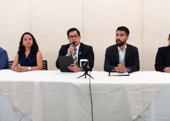 Foto: Adrián Gaytán // Integrantes del Colegio de Químicos Analistas de Investigación Clínica del Estado de Oaxaca anuncian el XLVII Congreso Nacional de Químicos Clínicos, en el CCCO.