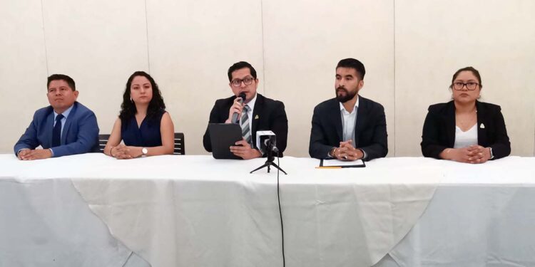 Foto: Adrián Gaytán // Integrantes del Colegio de Químicos Analistas de Investigación Clínica del Estado de Oaxaca anuncian el XLVII Congreso Nacional de Químicos Clínicos, en el CCCO.