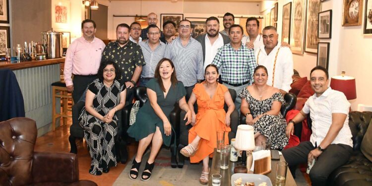 Fotos: Rubén Morales // Integrantes de la Generación 1981-1987 del Solar Infantil Oaxaqueño durante su emotivo reencuentro.