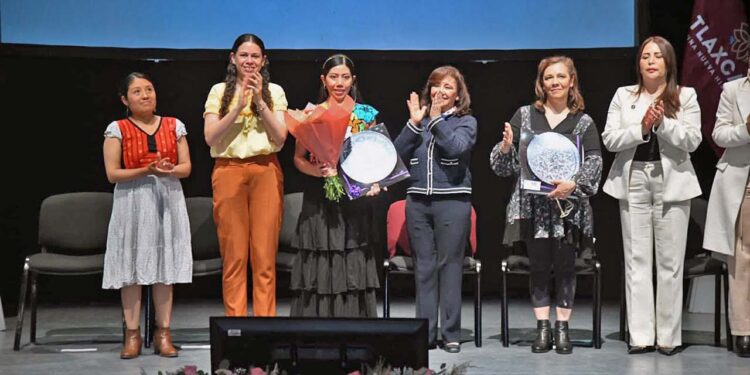 Fotos: Secretaría de Cultura de Tlaxcala // La escritora recibió este primer y único galardón del certamen por su obra "Xaga Tlhaz".