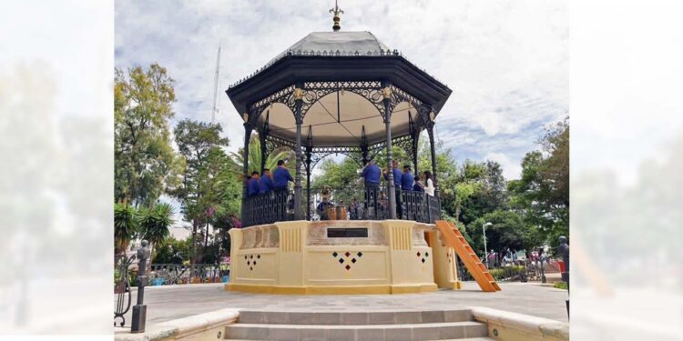 Los habitantes de Nochixtlán celebraron con música y actividades culturales la reapertura del quiosco.