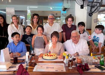 Fotos: Rubén Morales // Martha Navarro de Díaz, rodeada de su familia durante el desayuno con motivo de su cumpleaños.