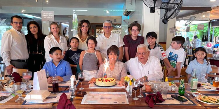 Fotos: Rubén Morales // Martha Navarro de Díaz, rodeada de su familia durante el desayuno con motivo de su cumpleaños.