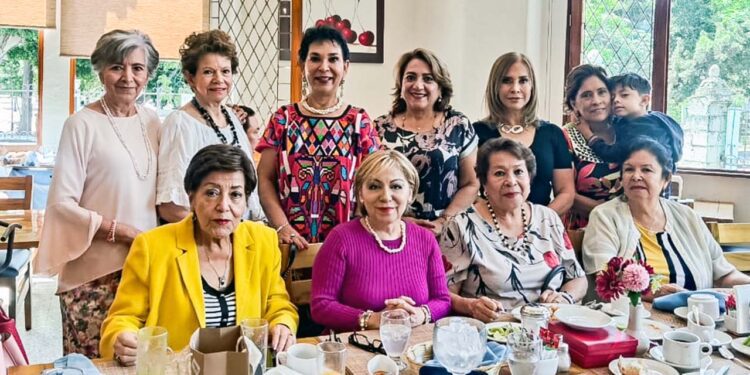 Foto: Rubén Morales // Miriam Quevedo Porras compartió su cumpleaños con amigas entrañables.