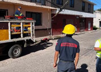Poste de TELMEX queda colgando tras colisión.