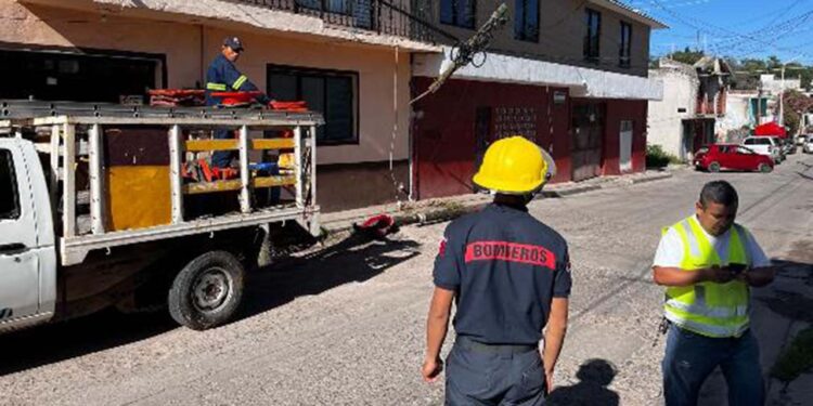 Poste de TELMEX queda colgando tras colisión.
