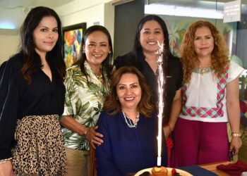 Fotos: Rubén Morales // Rodeada de grandes amigas, Fabiola Leyva festejó un año más de vida.