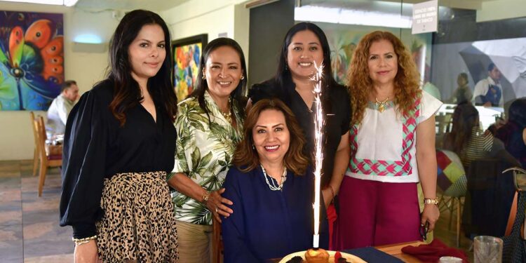 Fotos: Rubén Morales // Rodeada de grandes amigas, Fabiola Leyva festejó un año más de vida.