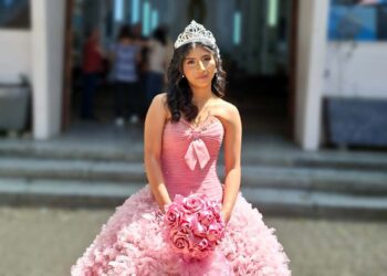 Fotos: cortesía // Radiante y feliz, Diana Alondra Hernández González celebró sus XV años, agradeciendo por esta nueva etapa de su vida.
