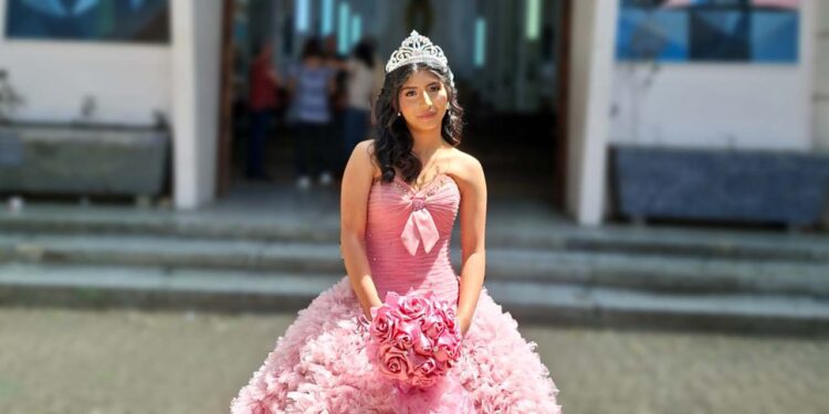 Fotos: cortesía // Radiante y feliz, Diana Alondra Hernández González celebró sus XV años, agradeciendo por esta nueva etapa de su vida.