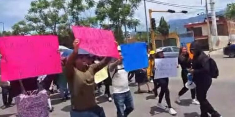 Realizaron una marcha para celebrar el anuncio del gobierno estatal.