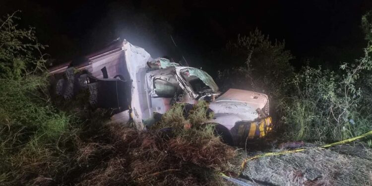 Un joven de 23 años de edad había quedado prensado del lado del copiloto.