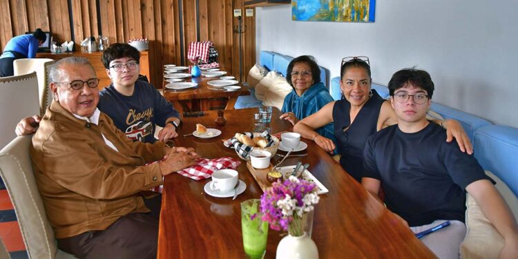 Fotos: Rubén Morales // Mónica Franco, en compañía de sus padres y sobrinos.