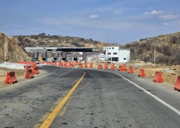 El deterioro en esta vía de comunicación ha alcanzado la infraestructura de las casetas, cuyas plumas también han dejado de funcionar.