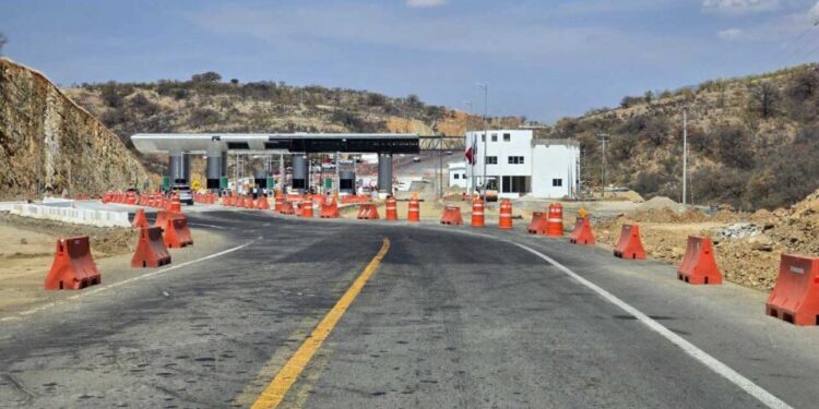 El deterioro en esta vía de comunicación ha alcanzado la infraestructura de las casetas, cuyas plumas también han dejado de funcionar.
