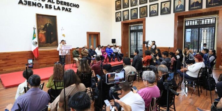 Burócratas reciben mensaje de Whatsapp, algunos advierten de "complicaciones" en el trabajo.