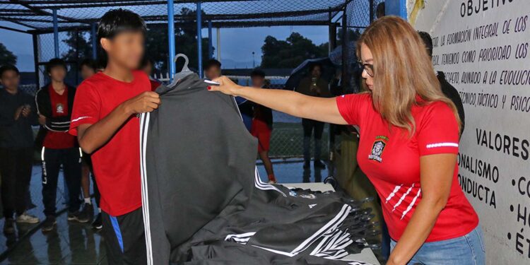 Foto: Leobardo García Reyes // Deportivo Reforma recibió uniformes deportivos.