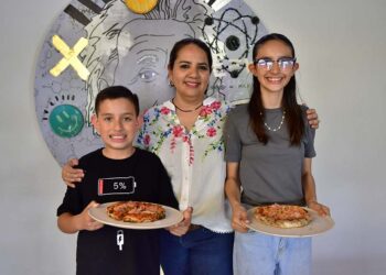 Fotos: Rubén Morales // Ivonne López con sus hijos Amaia y Samuel Vera.