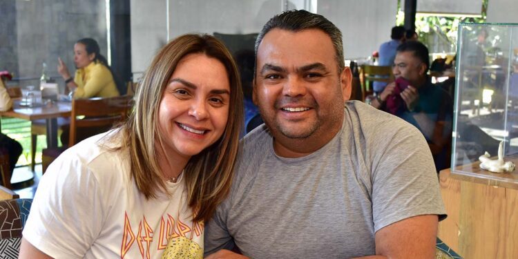 Foto: Rubén Morales // La feliz pareja compartió los sagrados alimentos y posó para nuestra lente.