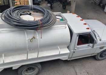 Las pipas que abastecen agua a los habitantes cobran la cantidad de 700 pesos por viaje.